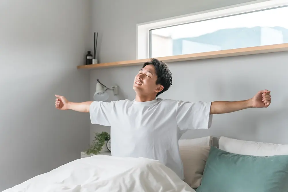A man waking up feeling refreshed after effectively treating congestion-related snoring